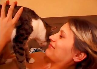Kittne pleases solo woman when she masturbates her pussy on cam