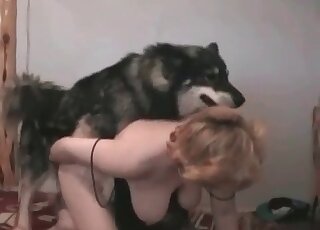 Alluring mature slut waits until her pet dog fucks her needy twat